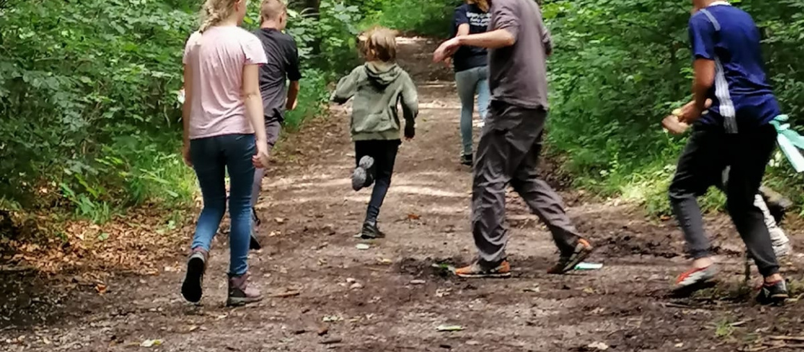 Bewegte Menschen, Bilder und Würfel